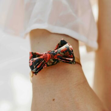 Mademoisellle Pap' et Cie Mariage, bijoux, bracelet femme, mariée, demoiselles d'honneur, invités, bracelet noeud papillon sur jonc 24 carats en Liberty of London nectar rasberry, noir et rose