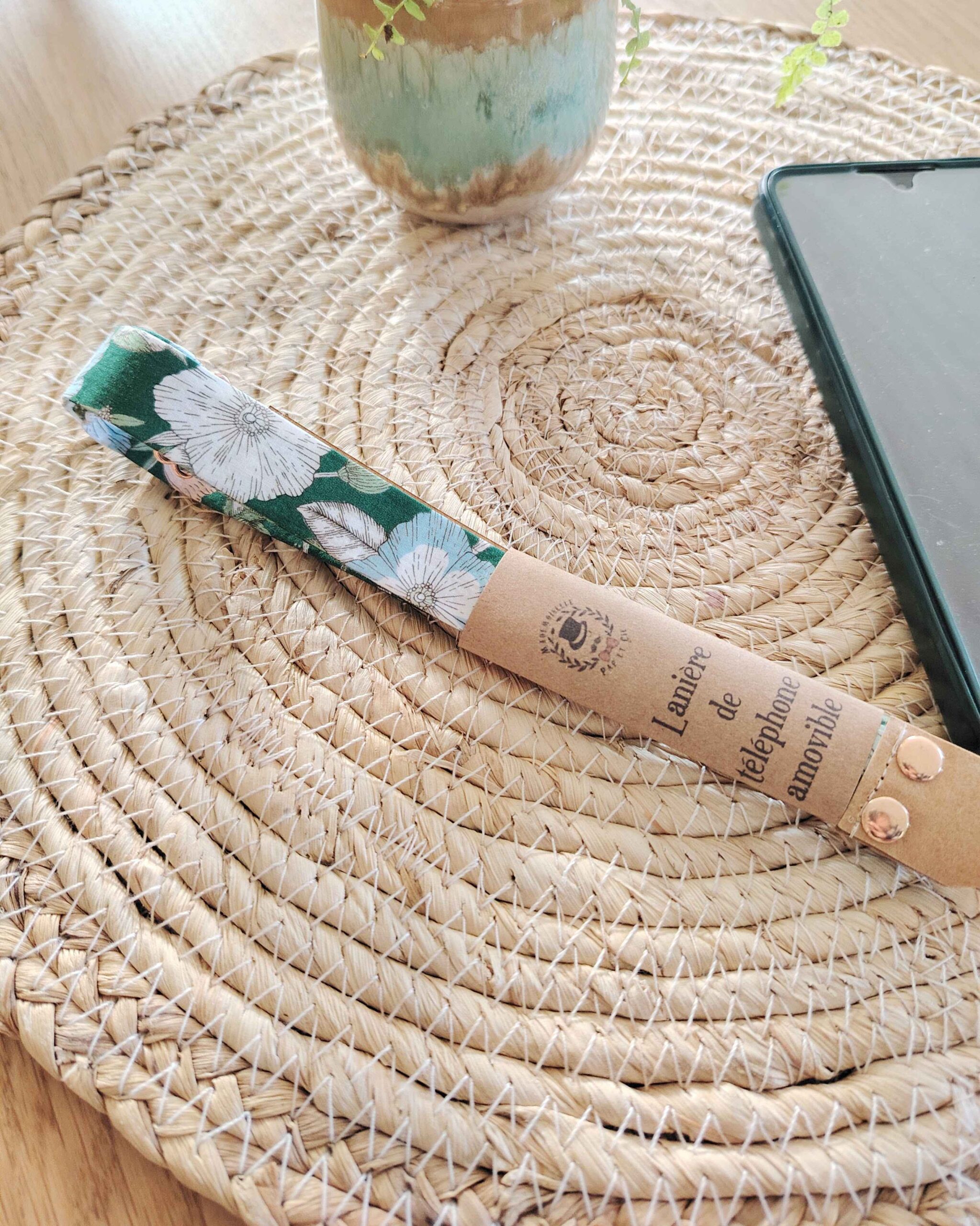 Mademoiselle-pap-et-cie-mariage-lanière-de-telephone-accessoire-smartphone-liberty-of-london-wild-petal-vert-emeraude (11)