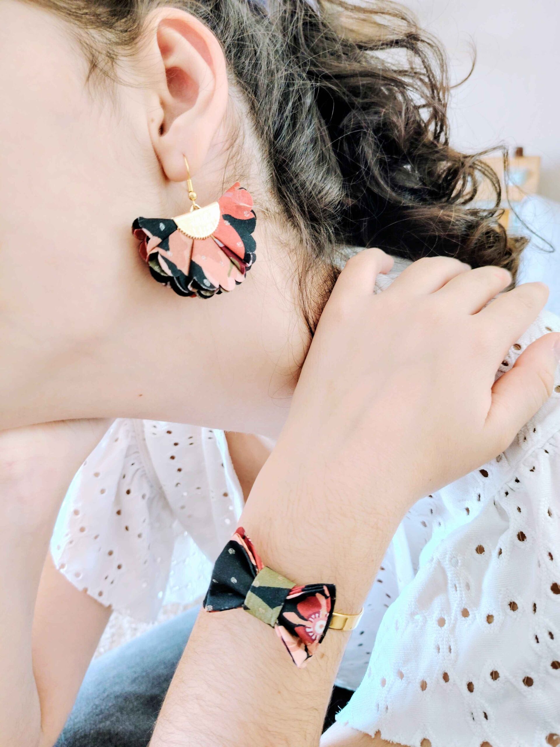 mademoiselle-pap-et-cie-bijoux-bracelet-mariage-la-mariee-demoiselle-honneur-boucles-oreilles-liberty-of-london-pavillon-spot-cedre (4)