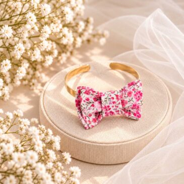 Mademoisellle Pap' et Cie Mariage, bijoux, bracelet femme, mariée, demoiselles d'honneur, invités, bracelet noeud papillon sur jonc 24 carats en Liberty of London phoebe rose