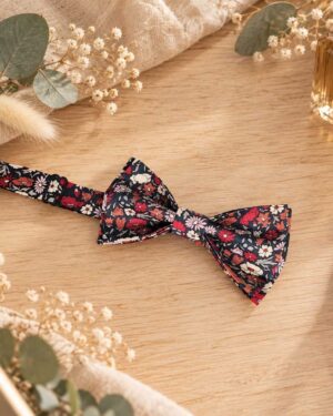 nœud papillon pour homme mariage, made in France, fabriqué en Occitanie, liberty of london Petal and Daisy Marine Fruits confits marine et rouge